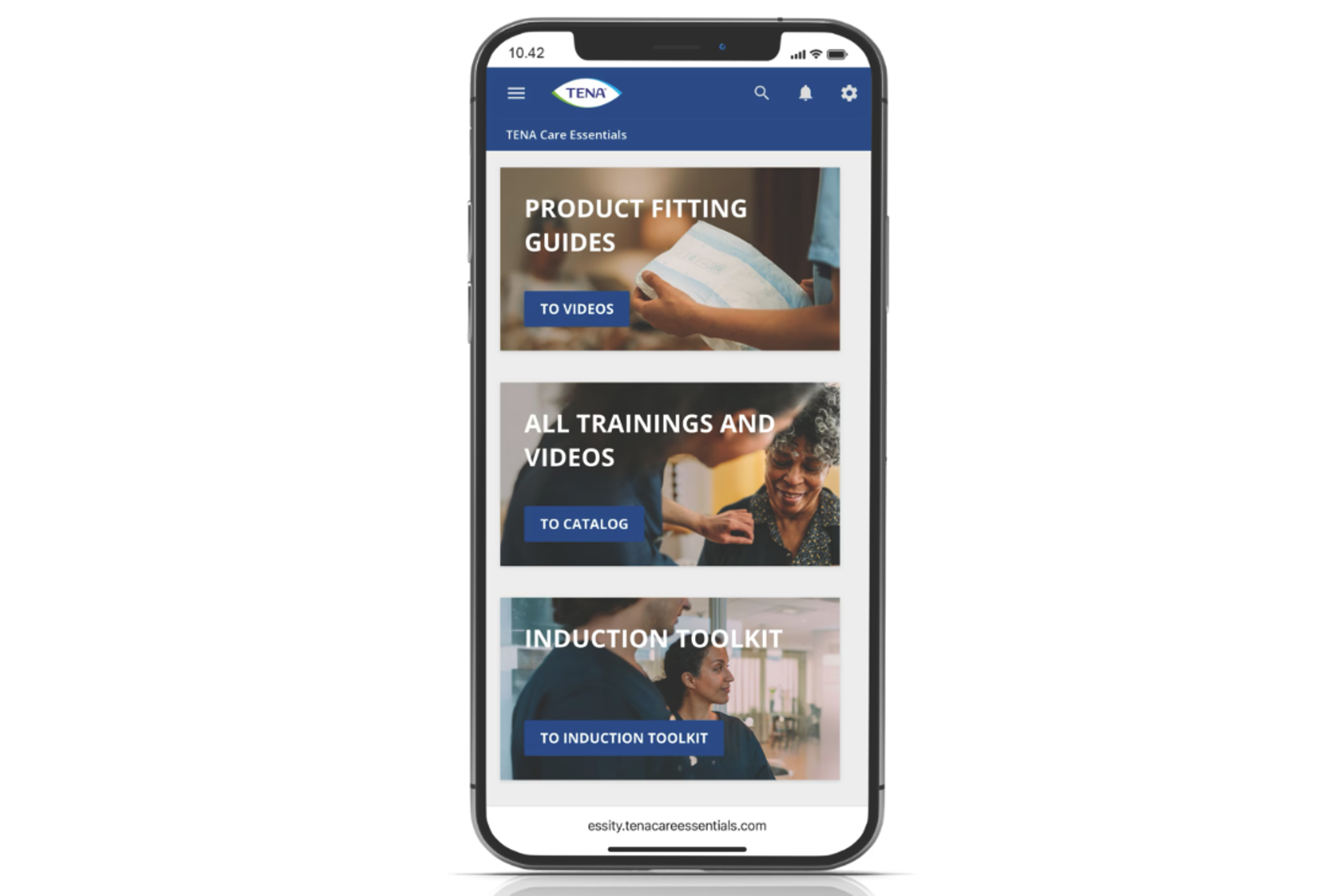 En eldre mann som sitter i en stol på et sykehjem