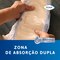 Segurar o produto TENA Pants protect+ nas mãos a demonstrar a zona de absorção dupla
