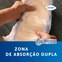 Segurar o produto TENA Pants protect+ nas mãos a demonstrar a zona de absorção dupla