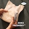 A segurar o produto TENA Pants protect+ nas mãos demonstrando a zona FreshDry