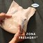 A segurar o produto TENA Pants protect+ nas mãos demonstrando a zona FreshDry