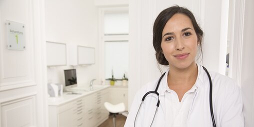 Portrait d’un médecin souriant dans son cabinet médical