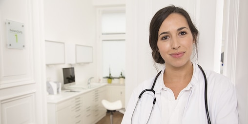 Retrato de una doctora sonriente en una consulta médica