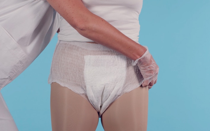Ako obliekať naťahovacie nohavičky TENA Pants stojacemu pacientovi