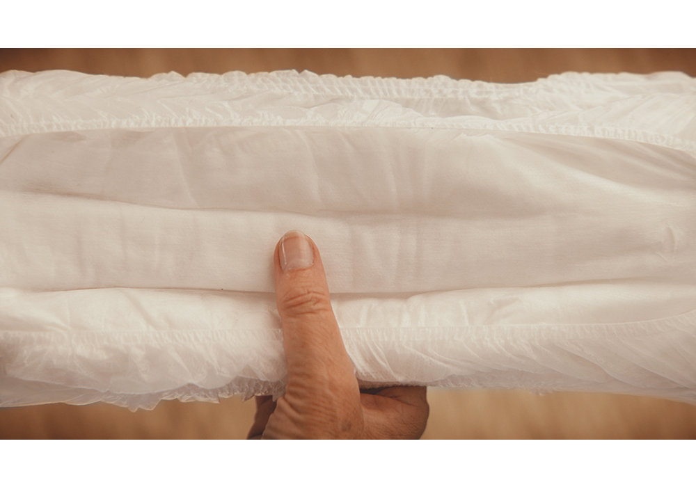 Gros plan d’une main touchant une protection