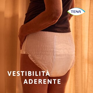 Gli slip per incontinenza urinaria TENA Pants protect+ indossati di notte hanno una vestibilità aderente - TENA