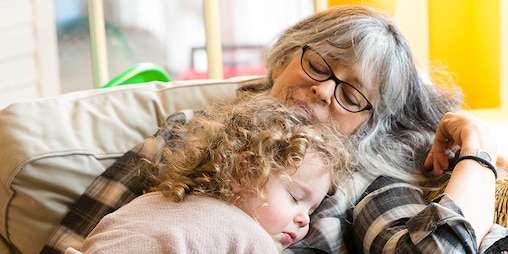 Бабушка с внучкой уснули на диване