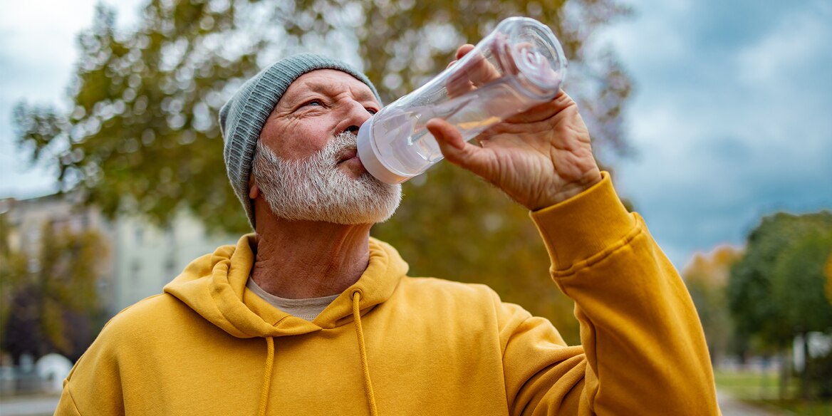Ein Mann trinkt aus einer Wasserflasche