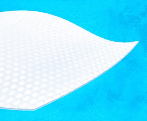 Een close-up van een plasticvrij vochtig reinigingsdoekje van TENA 