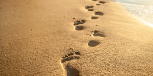 Fußspuren an einem Sandstrand 
