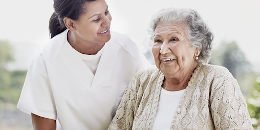 看護師とお年寄りの女性が寄り添う写真