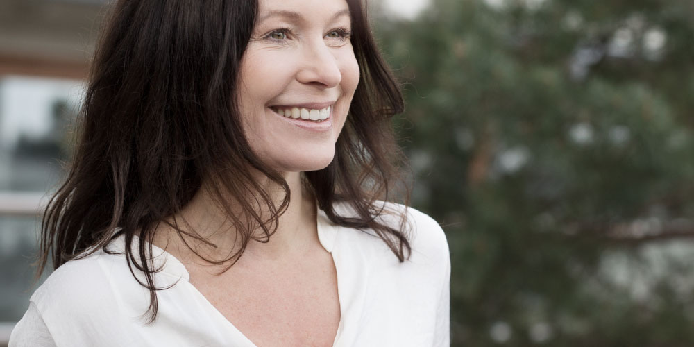 Brunetka uśmiechająca się do kamery