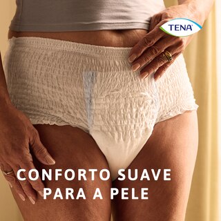 Produto TENA Pants protect+ numa pessoa destacando o conforto da pele suave