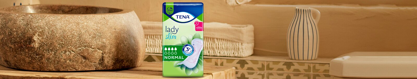 Sebavedomá žena 40+ drží vložku TENA Lady Slim prekrytú kľúčovými produktmi ponuky.