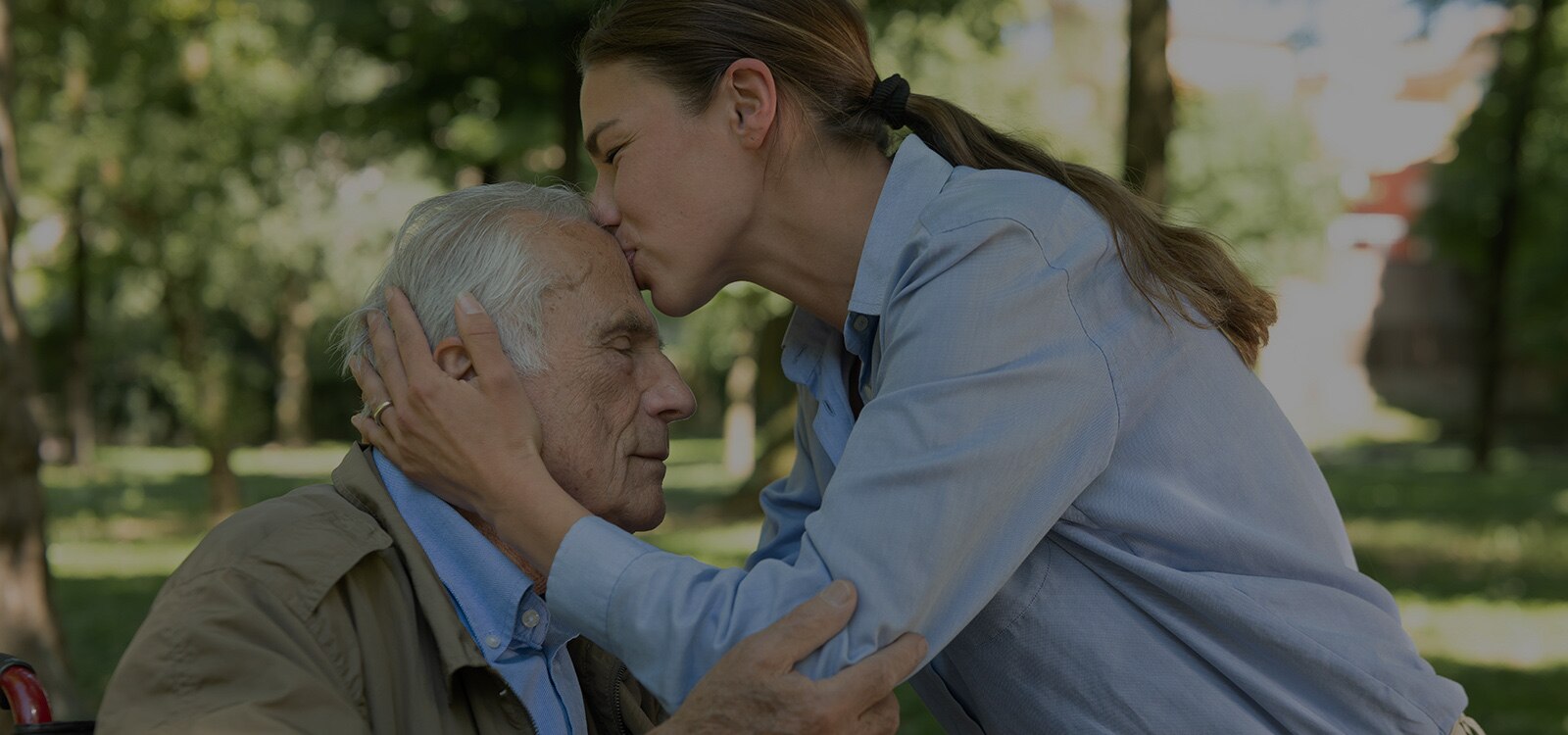 Caregiver che bacia la persona amata sulla fronte