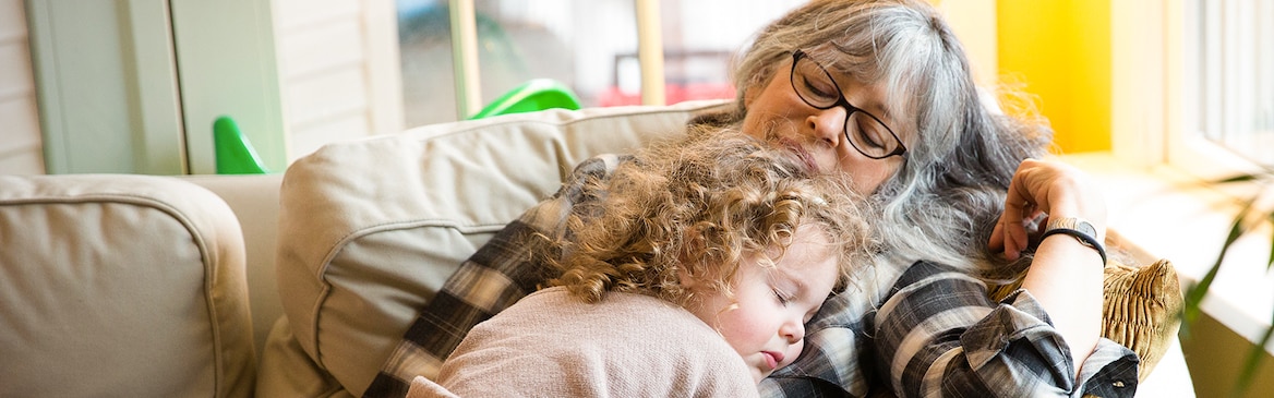 Γιαγιά και εγγονή απολαμβάνουν τον μεσημεριανό ύπνο στον καναπέ