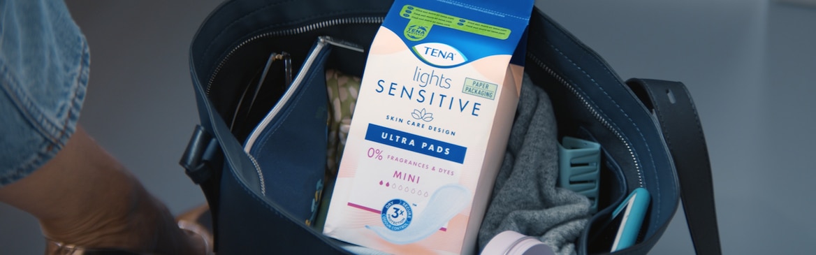Paquete de TENA Ligths Sensitive en un bolso