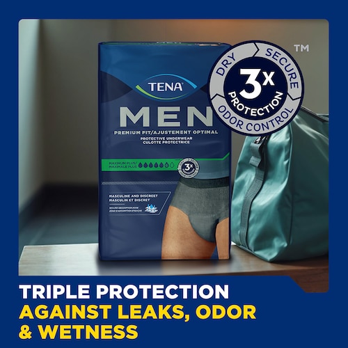 Un emballage de culottes TENA Men à absorption maximale plus sur une table avec la légende « Triple protection contre les fuites, les odeurs et la moiteur »