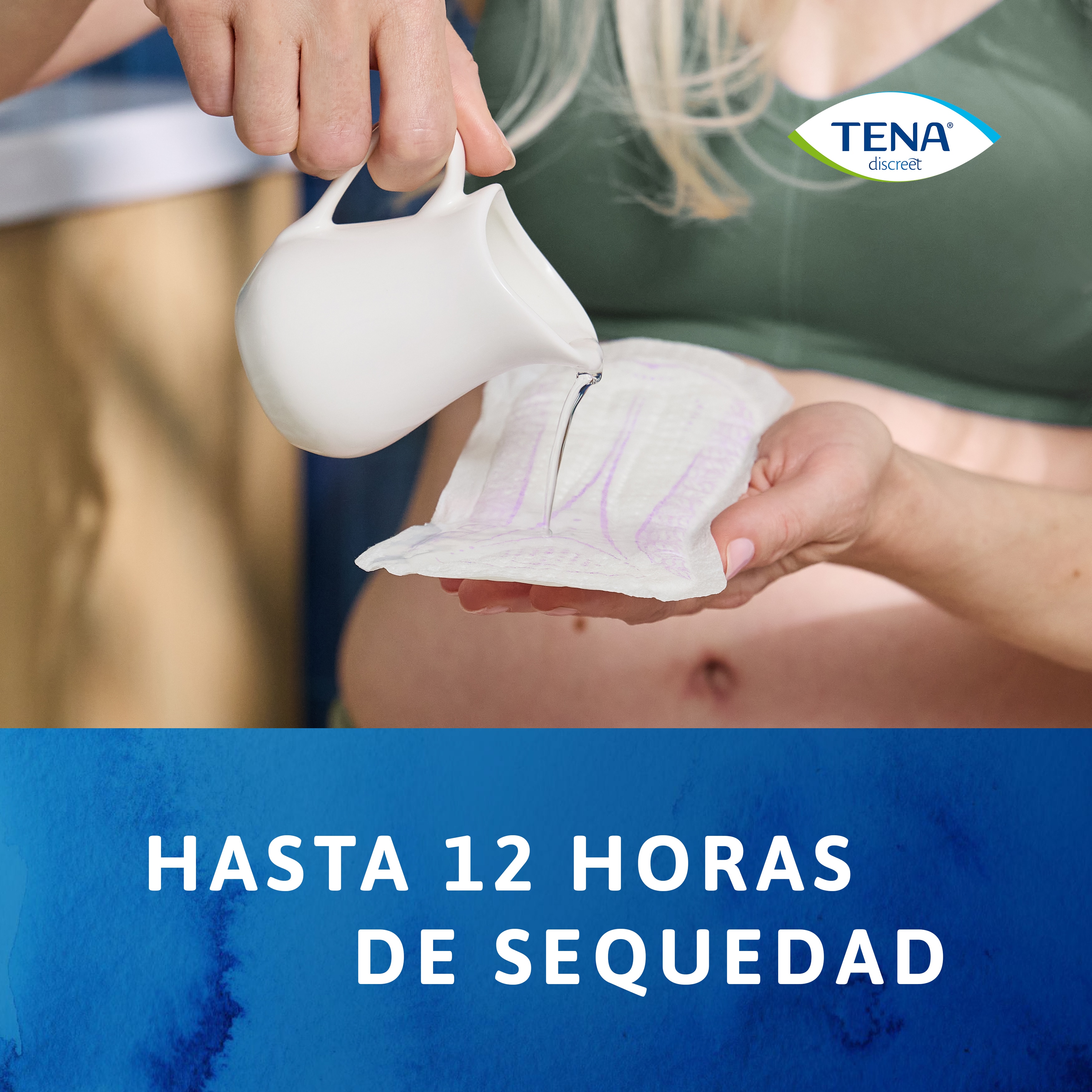 Mujer derramando líquido en una compresa TENA&nbsp;Discreet Ultra para demostrar su capacidad de ofrecer una sensación seca hasta 12&nbsp;horas