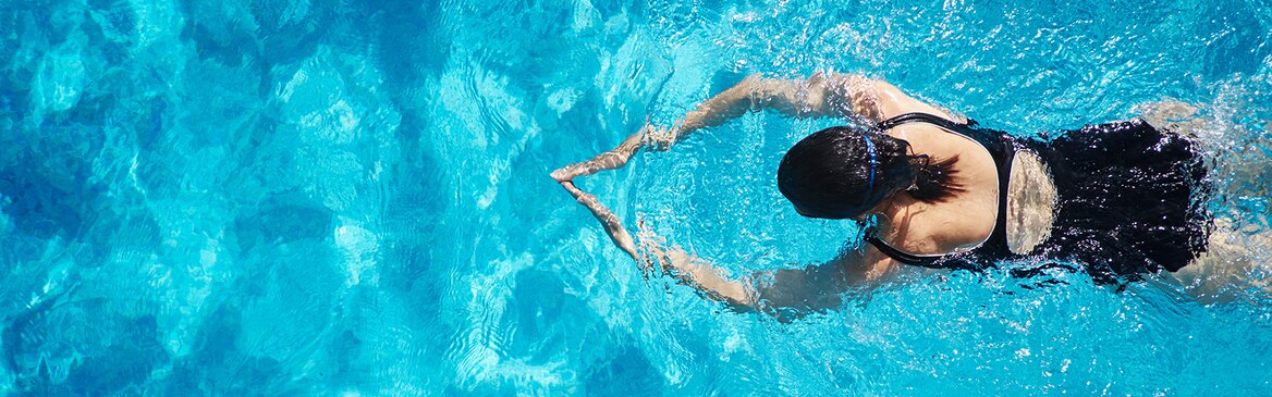 Uma mulher a nadar numa piscina