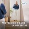 Mujer delante de un espejo, vestida, con el texto “Protección donde más la necesitas”
