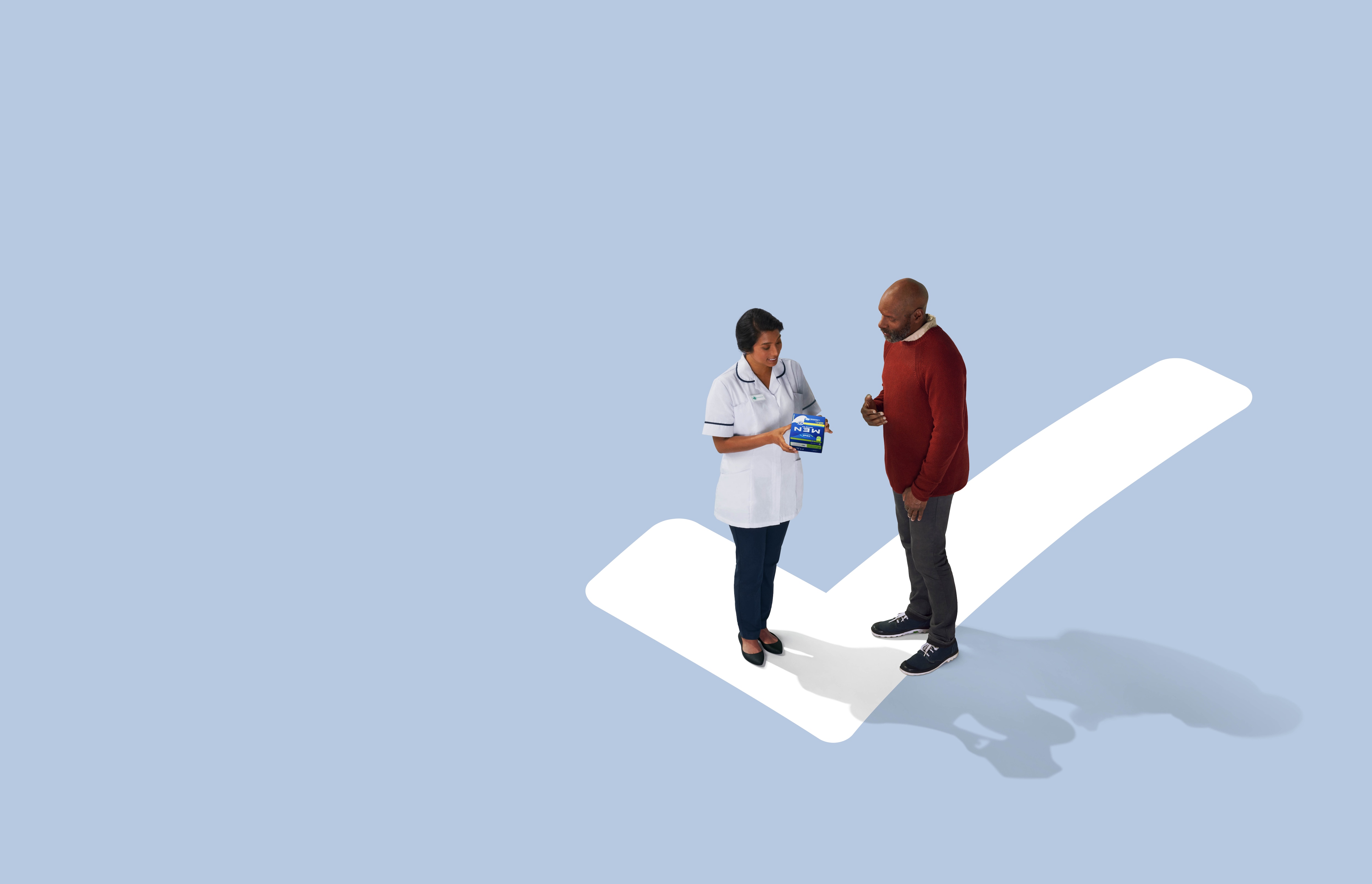 Een apotheker geeft een mannelijke klant advies over urineverlies
