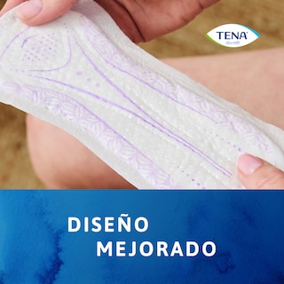 Primer plano de una mujer sosteniendo una compresa TENA Discreet Ultra, con el texto “diseño mejorado”
