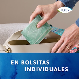Imagen donde se ve meter en un bolso una compresa TENA Discreet Ultra en bolsita individual