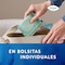 Imagen donde se ve meter en un bolso una compresa TENA Discreet Ultra en bolsita individual