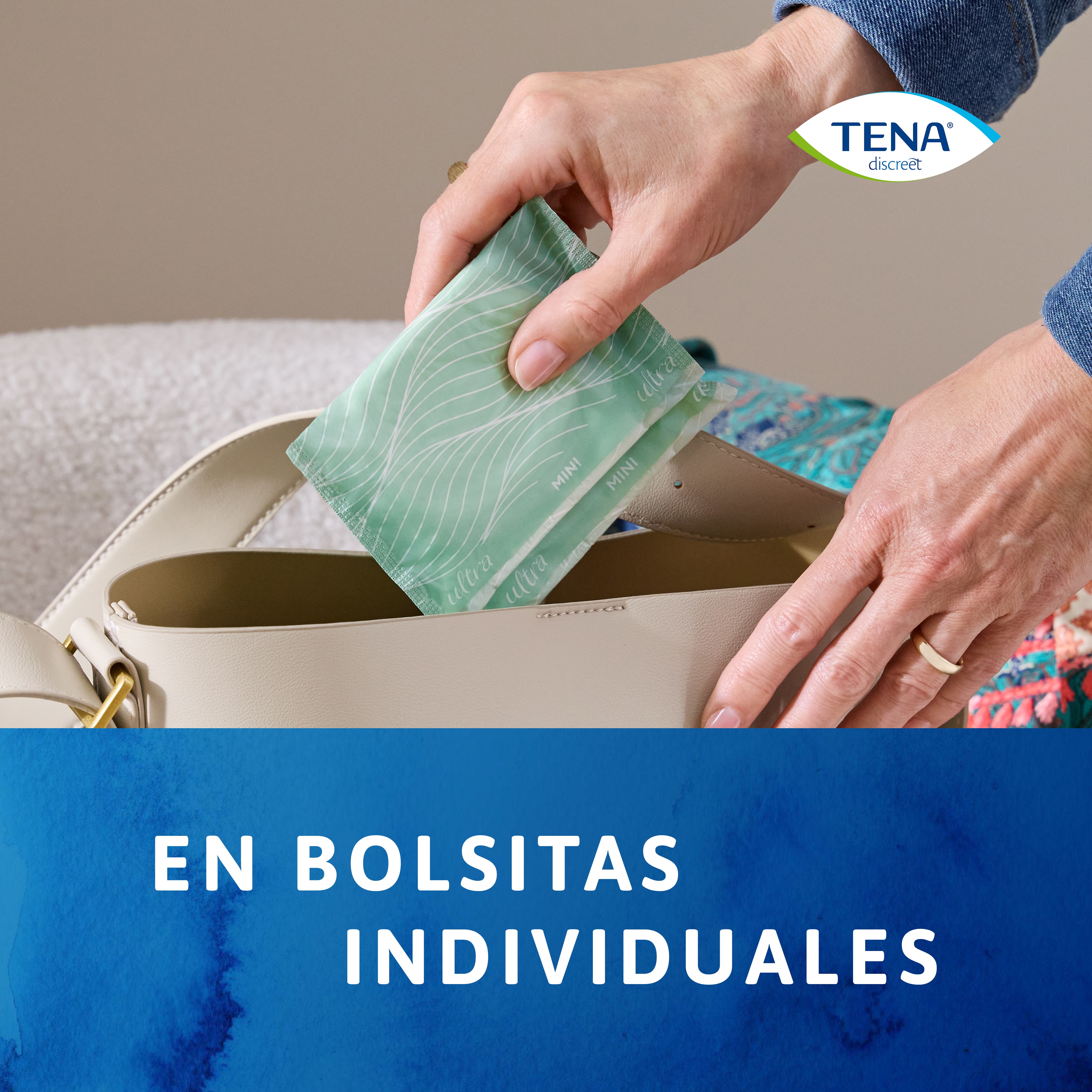 Imagen donde se ve meter en un bolso una compresa TENA Discreet Ultra en bolsita individual