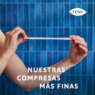 Una mujer sujeta una compresa TENA Discreet Ultra para demostrar lo fina que es, con el texto “nuestras compresas más finas”