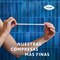 Una mujer sujeta una compresa TENA Discreet Ultra para demostrar lo fina que es, con el texto “nuestras compresas más finas”