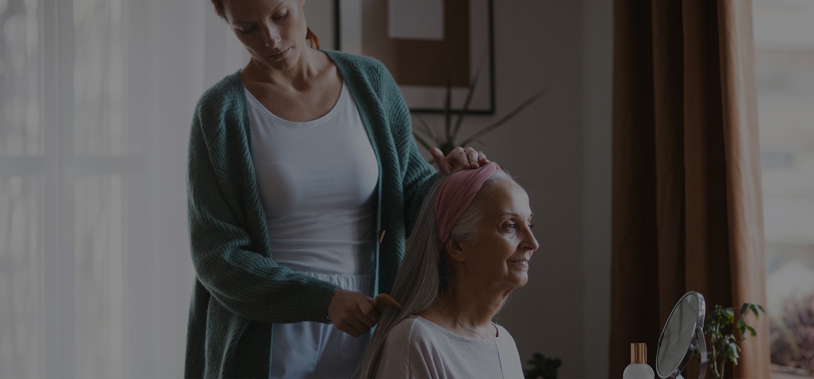 Uma cuidadora está a pentear o cabelo do seu ente querido.