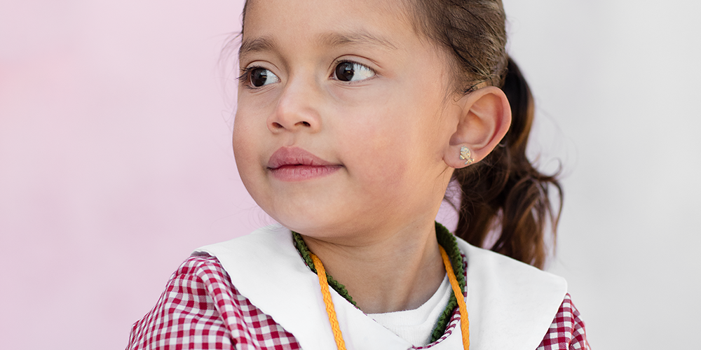 En 4-årig pige, der ser ud på verden med undren og nysgerrighed 