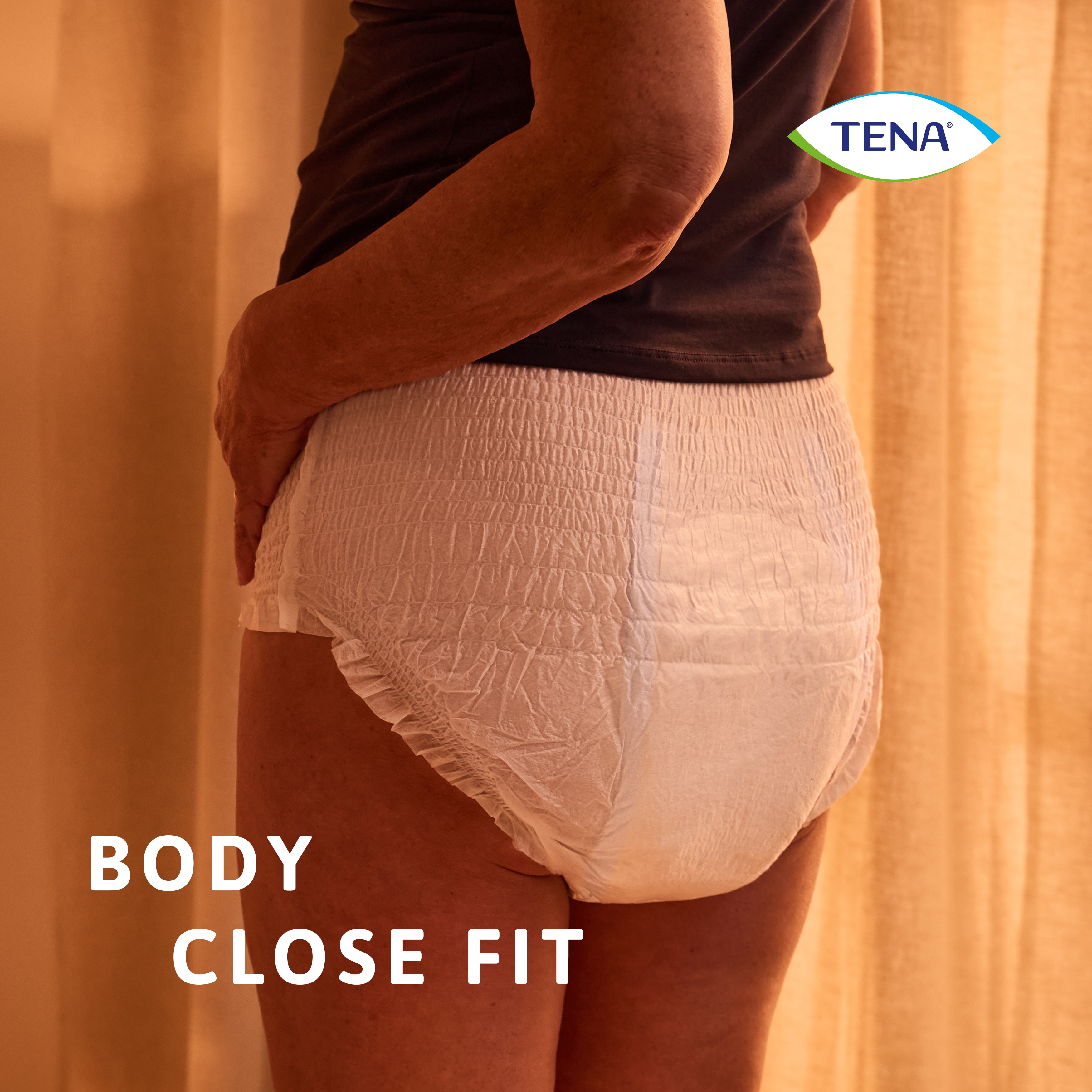 A utilizar o produto TENA Pants protect+ no corpo à noite mostrando o ajuste adaptado ao corpo