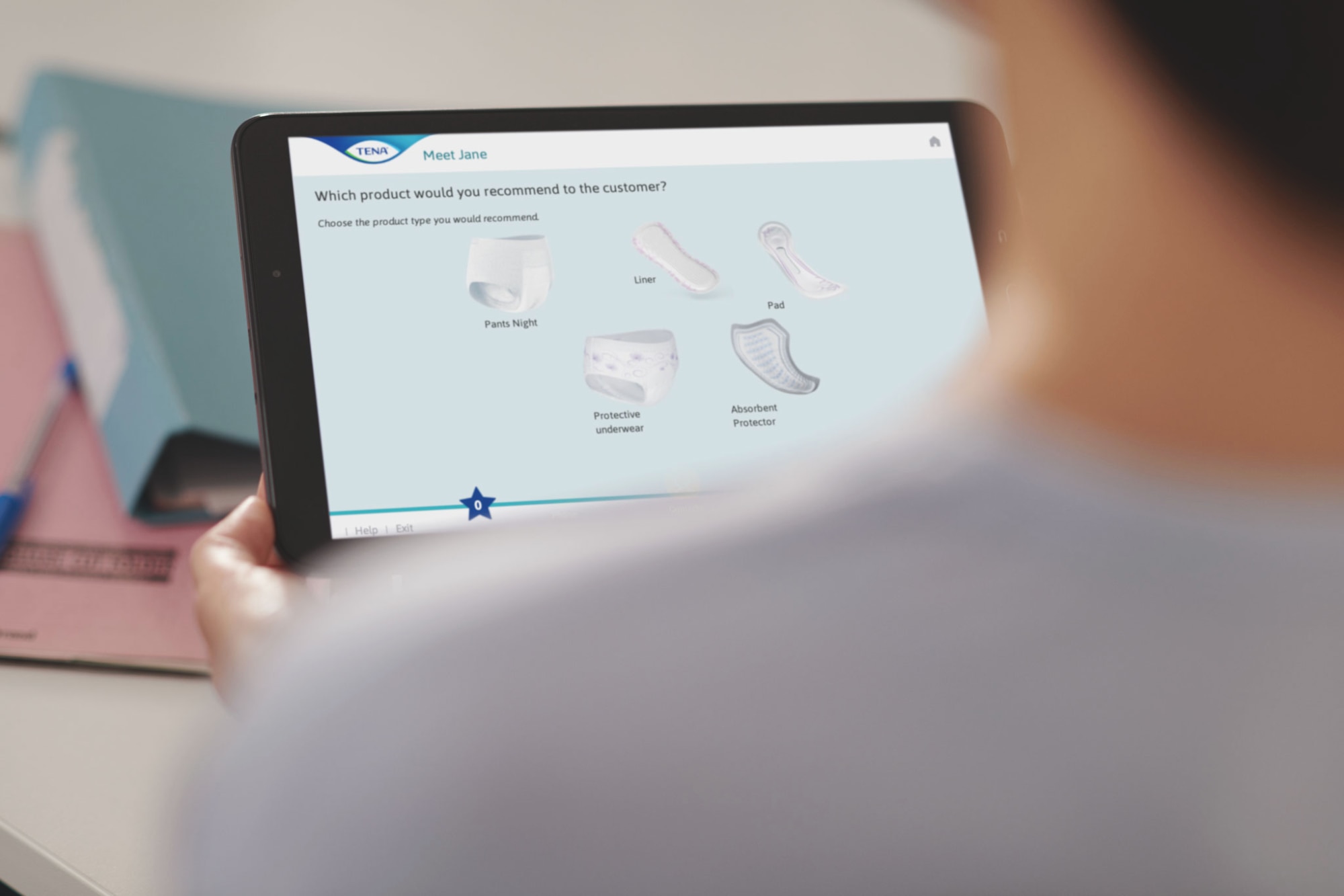 Een tablet met een actief trainingsprogramma over welk TENA-product het meest geschikt is voor een klant.