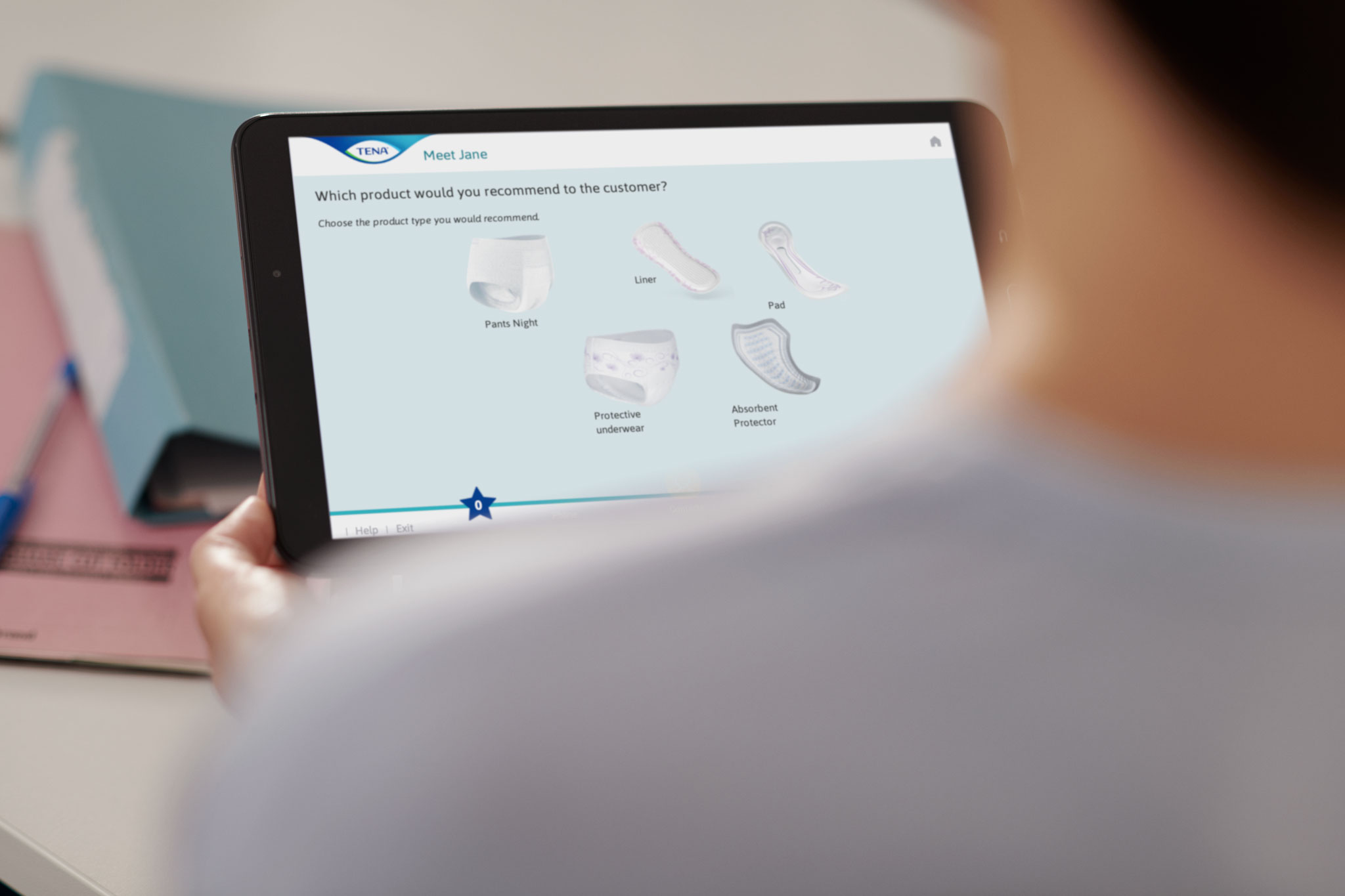 Een tablet met een actief trainingsprogramma over welk TENA-product het meest geschikt is voor een klant.