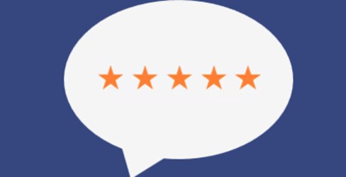 白髪の高齢男性が青いローブを着て座っている。