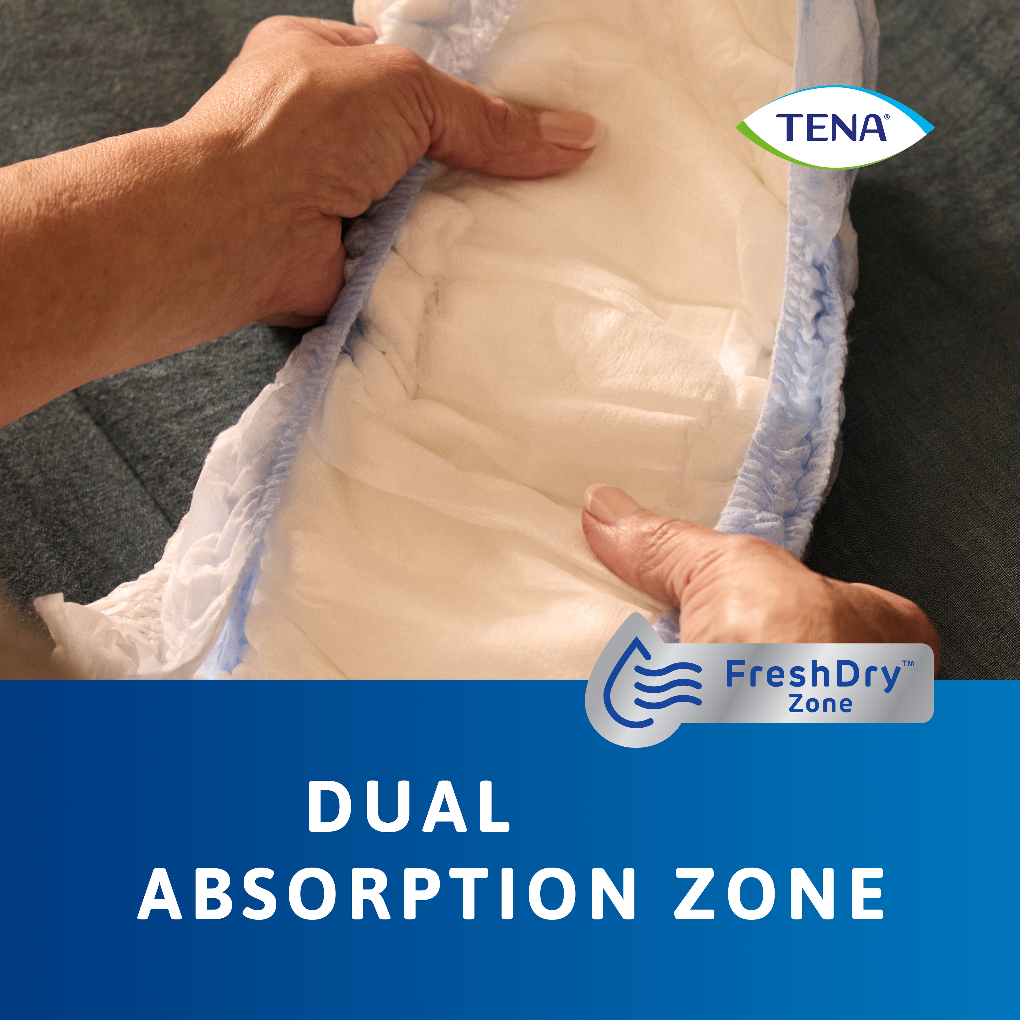 A segurar o produto TENA Pants protect+ nas mãos a demonstrar a zona de absorção dupla