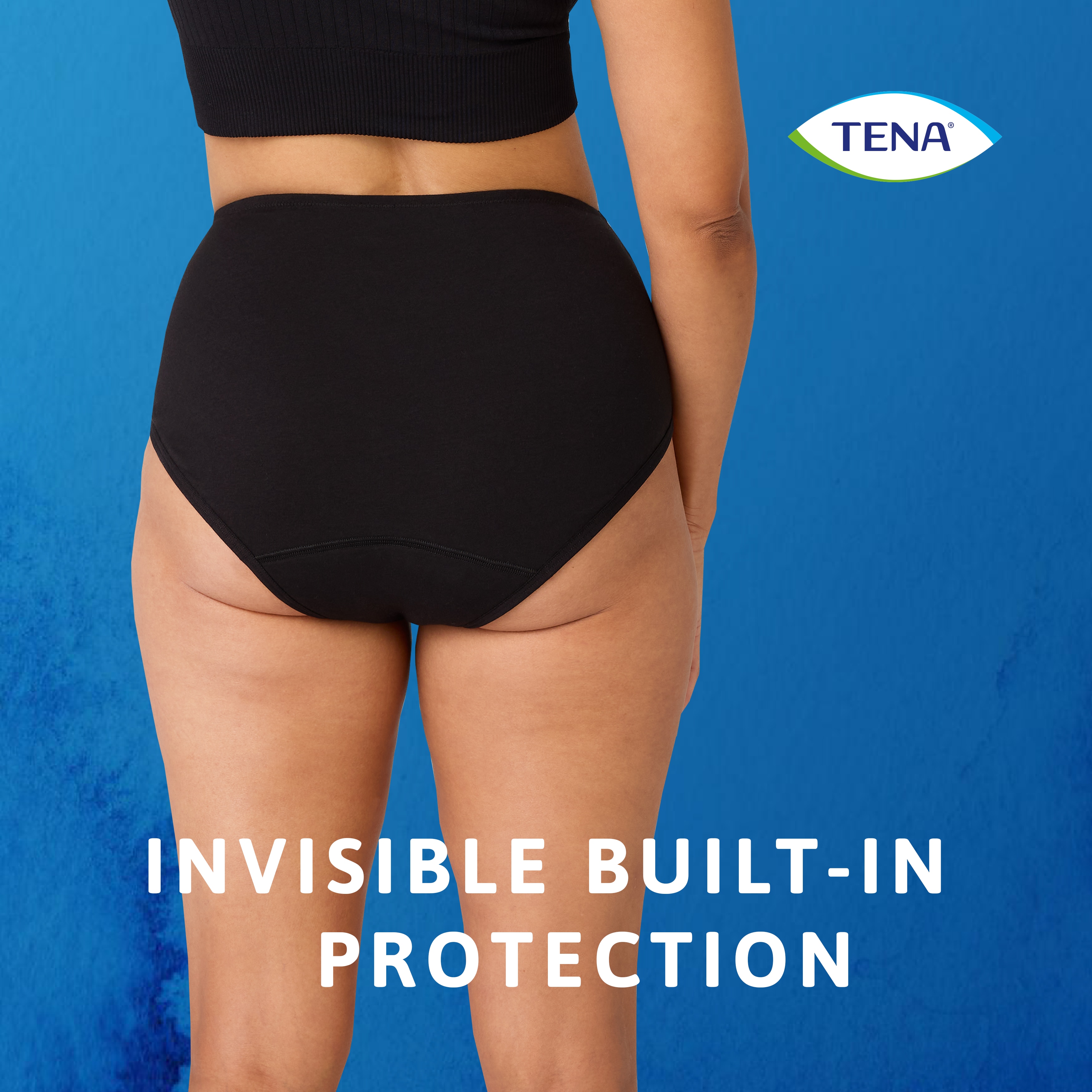 Roupa interior lavável TENA Soft Cotton mostrada da parte de trás utilizada por uma mulher, com a legenda “proteção incorporada invisível”
