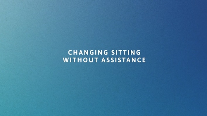 Sådan sættes TENA Proskin Stretch Day og Night på i siddende stilling