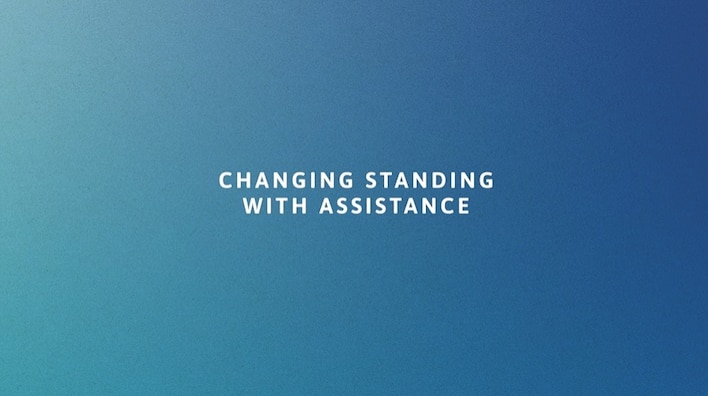 Sådan sættes TENA Proskin Stretch Day og Night på med hjælp i stående stilling