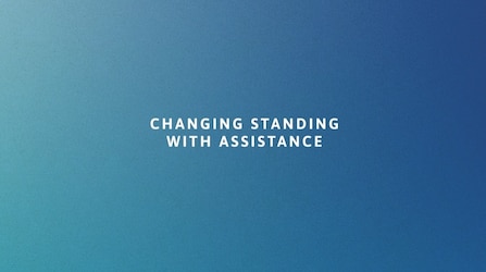 Näin puet TENA ProSkin Stretch Day- ja Night inkohousut seisten avustettuna