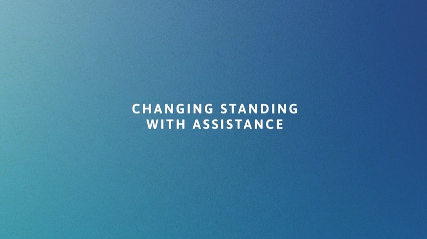 Näin puet TENA Proskin Stretch Day- ja Night inkohousut seisten avustettuna