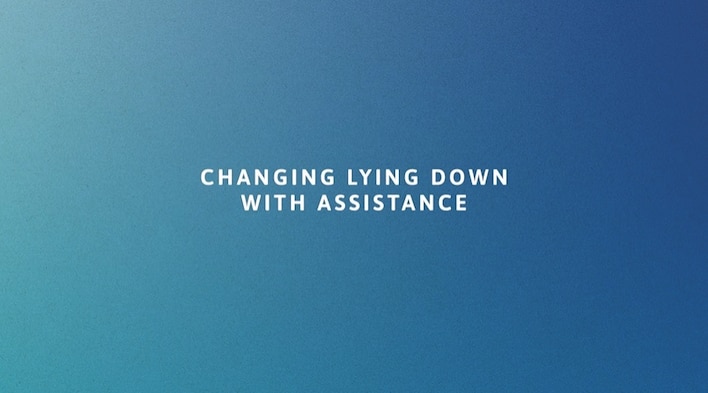 Sådan sættes TENA Proskin Stretch Day og Night på med hjælp i liggende stilling