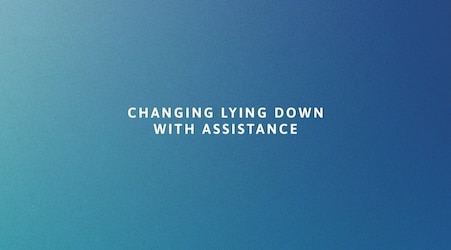 Näin puet TENA ProSkin Stretch Day- ja Night inkohousut makuuasennossa avustettuna