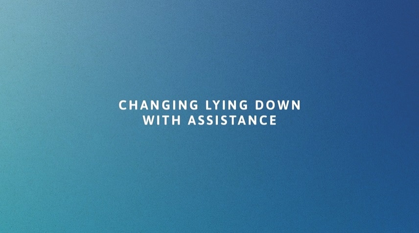 Näin puet TENA Proskin Stretch Day- ja Night inkohousut makuuasennossa avustettuna