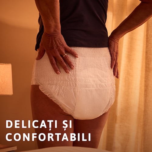 Persoană care poartă chiloții TENA,  prezentată din spate, cu mâinile  așezate pe șolduri. Mesajul transmite „Delicați și confortabili”