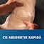 Persoană care ține un chilot TENA cu  ambele mâini. Mesajul transmite „absorbție rapidă”