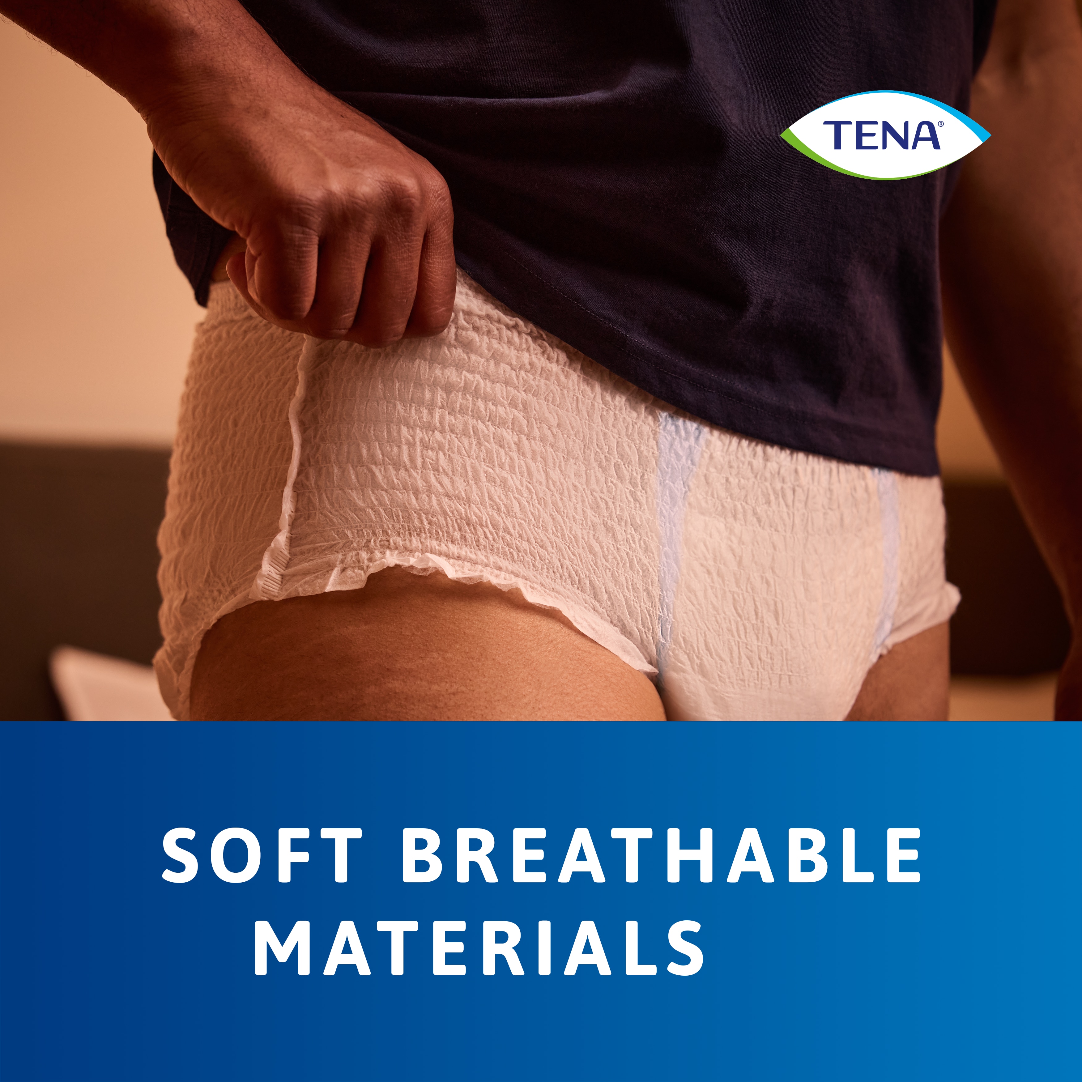 TENA Pants protect+ no corpo sem cuecas, a demonstrar os materiais respiráveis e suaves do produto.